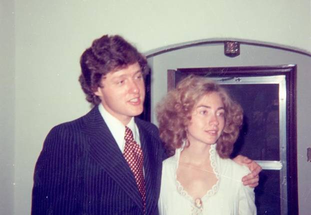 FOTO Neviđene fotke Hillary i Billa Clintona: 'Dragi, sretna ti pedeseta godišnjica braka'