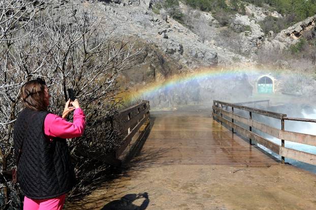 Knin: Slap Kr?i?, poznatiji kao Topoljski buk ili Veliki buk ukrašen dugom