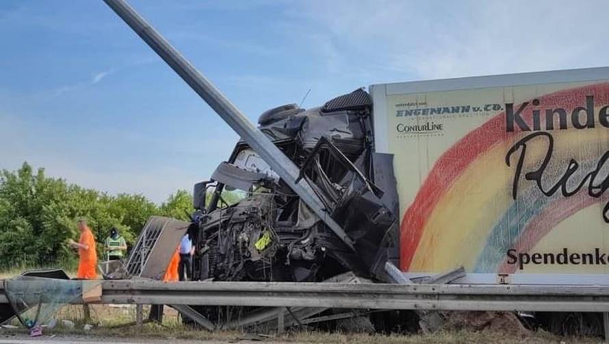 Nesreća na A3 kod Okučana: Dvoje ozlijeđenih, vatrogasci iz kamiona morali izvući vozača