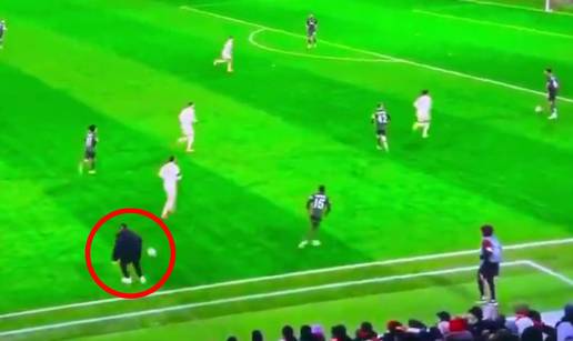 Kompany utrčao u teren i htio izbaciti loptu. Nije se proslavio