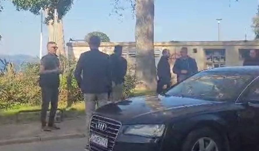 VIDEO Muškarac u Zadru urlao Plenkoviću: 'Srušit će vas netko puno veći!', sve čitao s mobitela