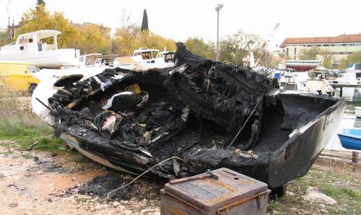 Šibenik: U požaru u lučici izgorjele su četiri brodice