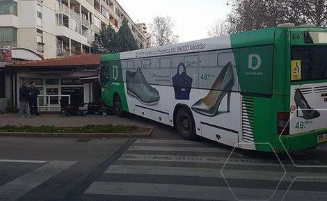 Autobusom se zaletio u kafić: 'Samo sam čuo kako je puklo'