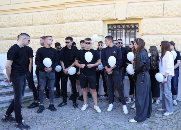 Šibenik: Šibenski  maturanti su norijadu posvetili Luki Milovcu sa 19 minuta šutnje i 19 bijelih balona