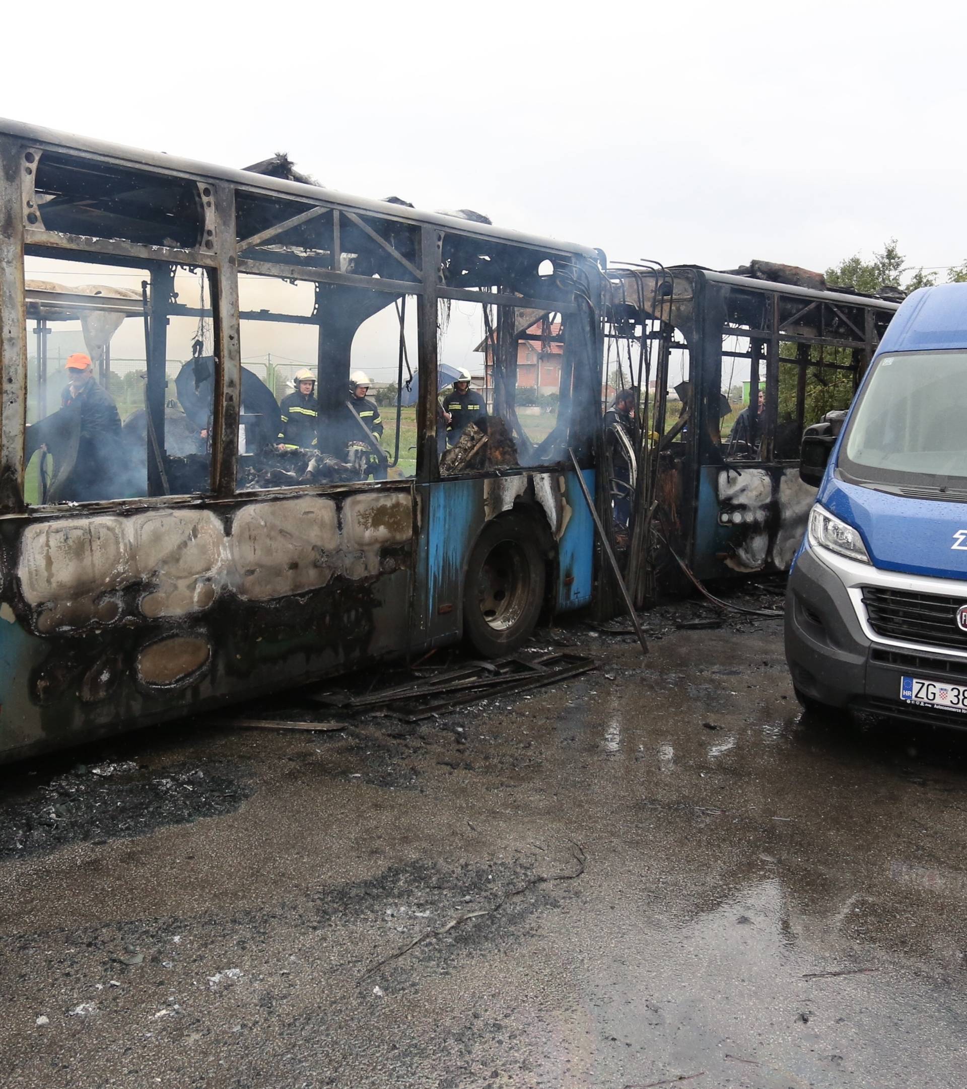 Dramatična snimka iz Zagreba: Bus planuo, putnici bježali van!