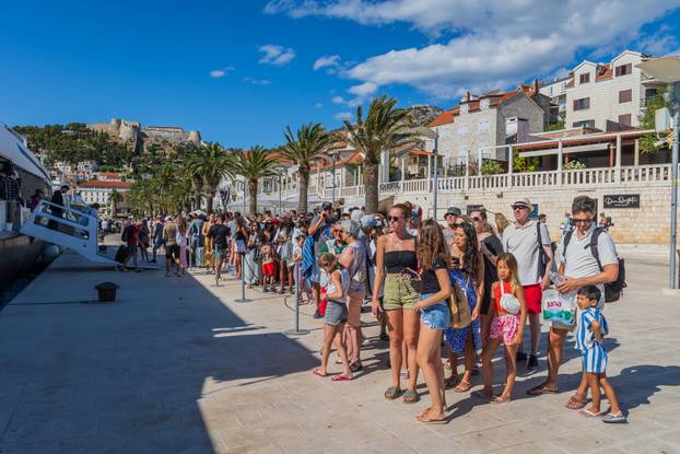 Gužva u gradu Hvaru na ukrcaj i iskrcaj sa katamarana