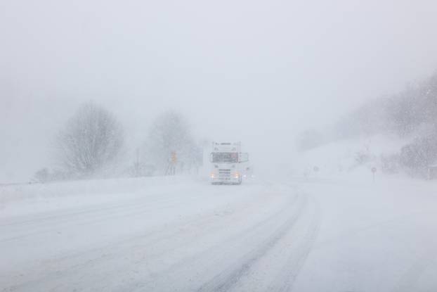 Snijeg paralizirao promet prema Rijeci