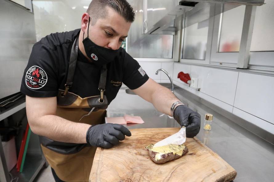 Biftek omotan zlatnim listićima: Dok se sprema porcija od 7500 kuna, ne smijete niti disati...