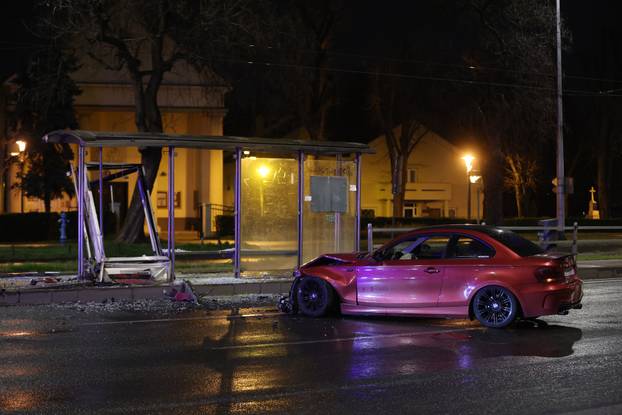Prometna nesreća u Zagrebu, automobilom se zabio u tramvajsku stanicu