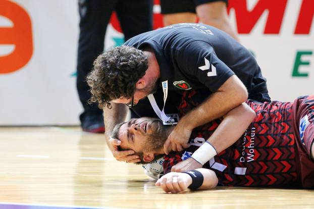 Bilder des Tages SPORT Der verletzte Drago Vukovic Berlin wird behandelt HSG Wetzlar vs Fuechse