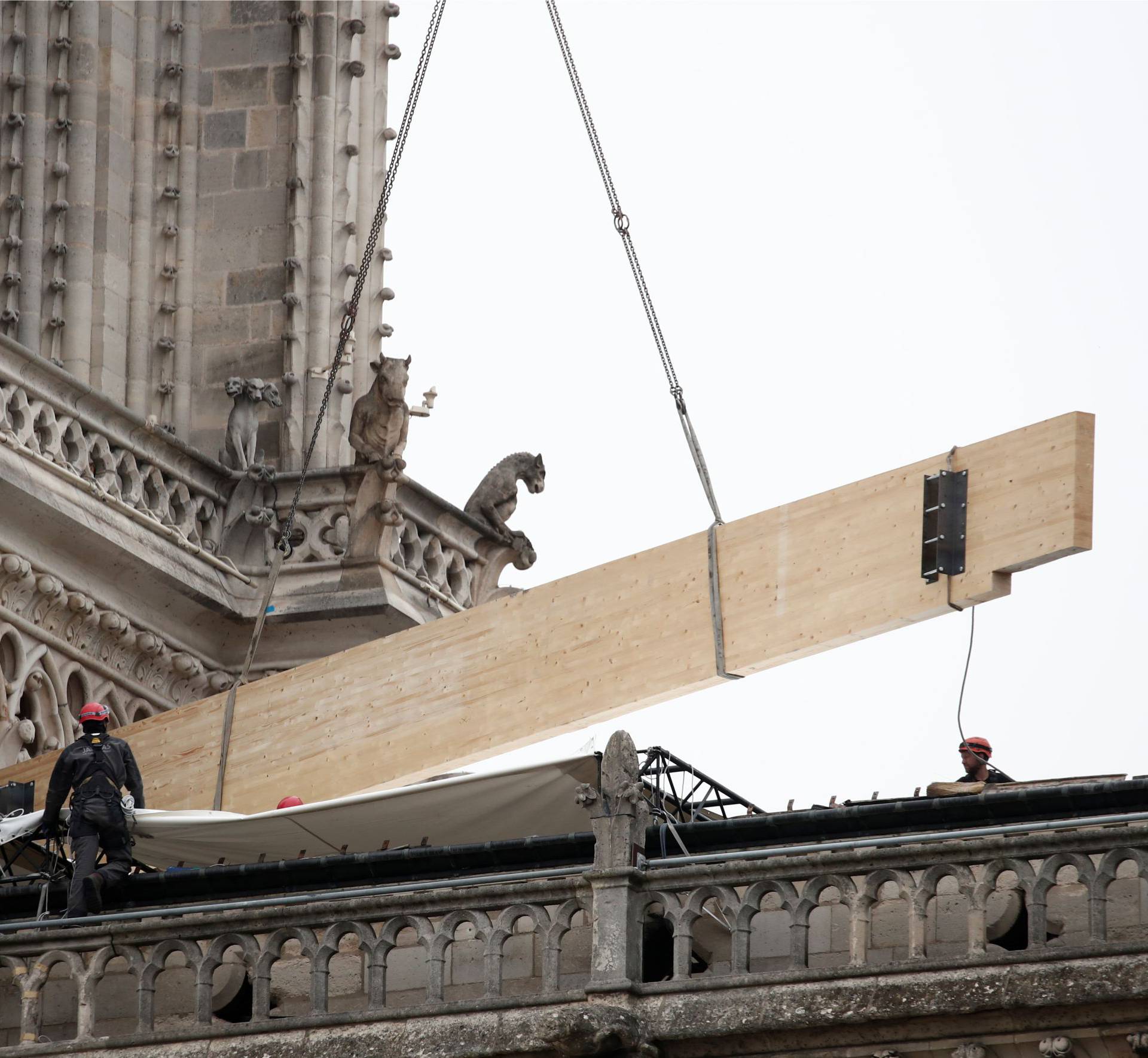 Sad Notre Dameu prijeti kiša: Postavljaju improvizirani krov