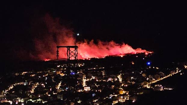 GALERIJA Pogledajte prizore borbe s buktinjom na Braču: Vatru gasilo čak 56 vatrogasaca