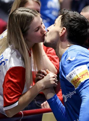 Malmo: Hrvatski rukometa&scaron;i ipak najvi&scaron;e vole proslavu ulaska u polufinale uz poljupce svojih partnerica i zagrljaje obitelji