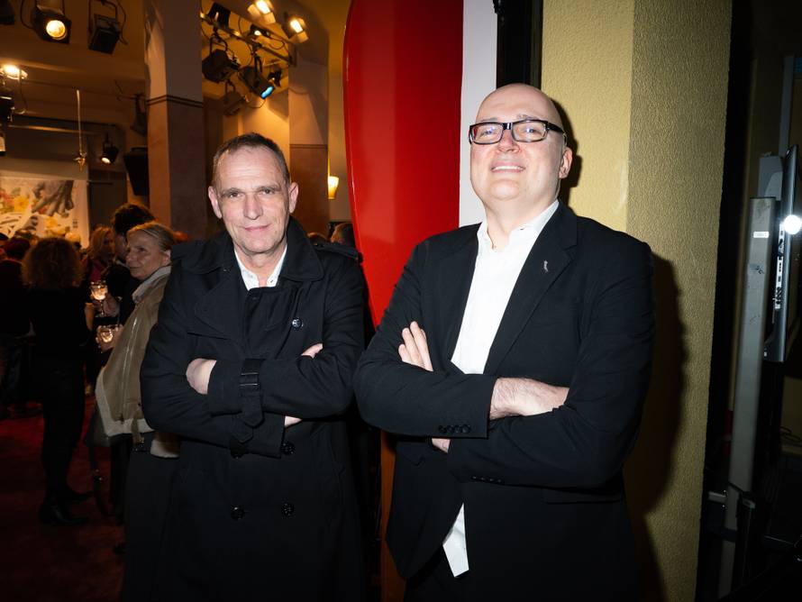 Glumac Hrvoje Kečkeš proslavio rođendan na premijeri komedije 'Ožalošćena porodica'