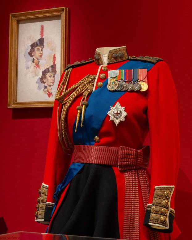 FOTO Bila je prepoznatljiva u jarkim bojama: Izložene su najljepše haljine Elizabete II.