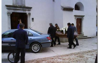 Pogrebnoj povorci autom zatvorio ulaz u crkvu