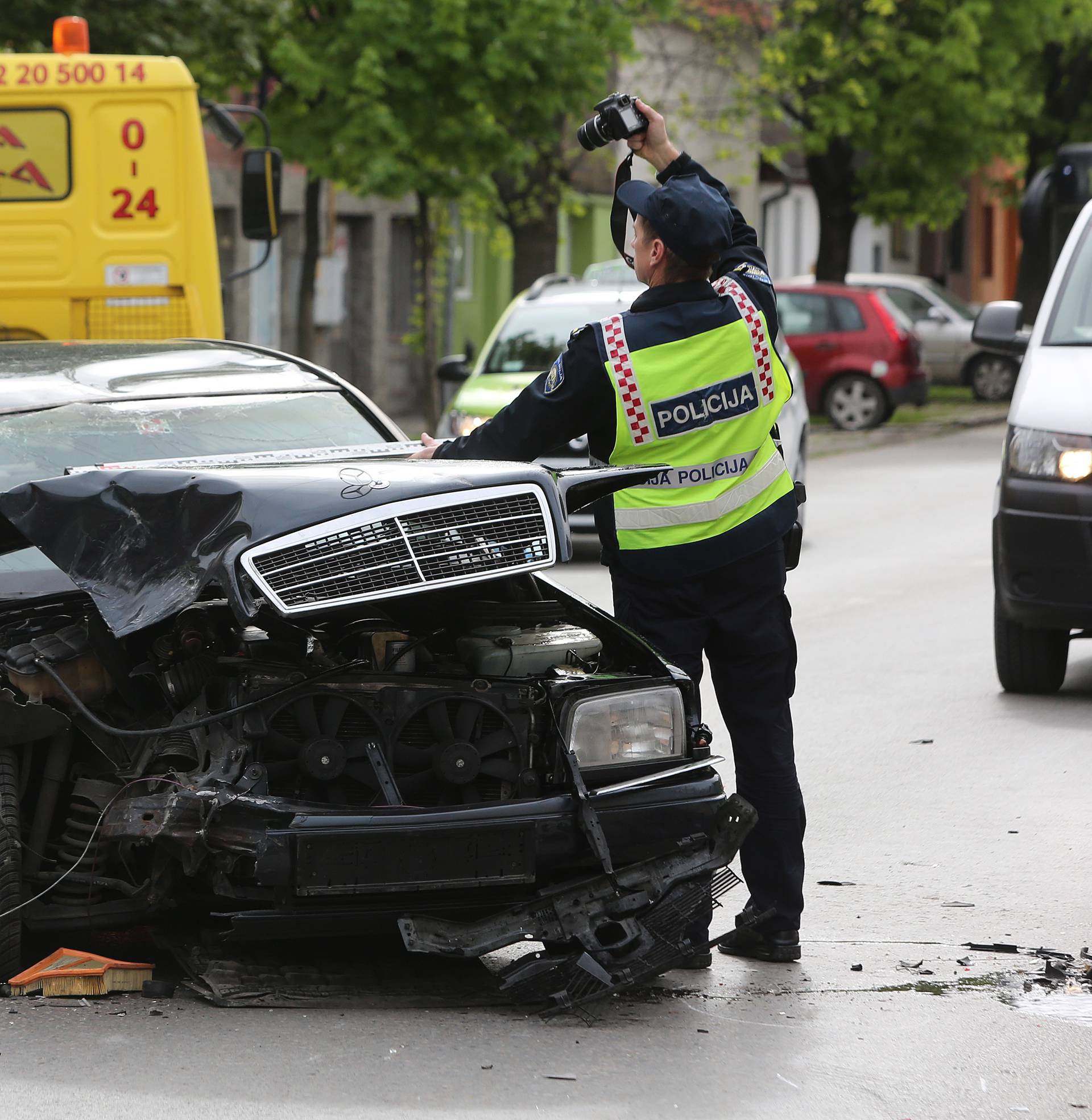 Zabio se u parkirani automobil, poletio pa završio na krovu