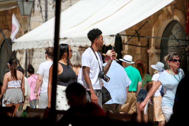 Dubrovnik: Košarkaš  Portland Trail Blazersa  Anfernee Simons s djevojkom u šetnji 