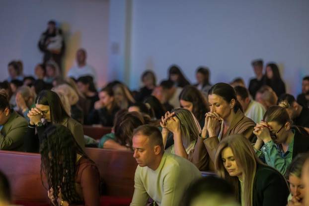 Split: U crkvi Srca Isusova održano je klanjanje za mlade kao odgovor na Noć vještica