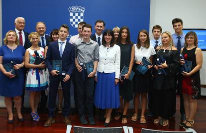 Učenici osvojili međunarodne nagrade, primila ih ministrica