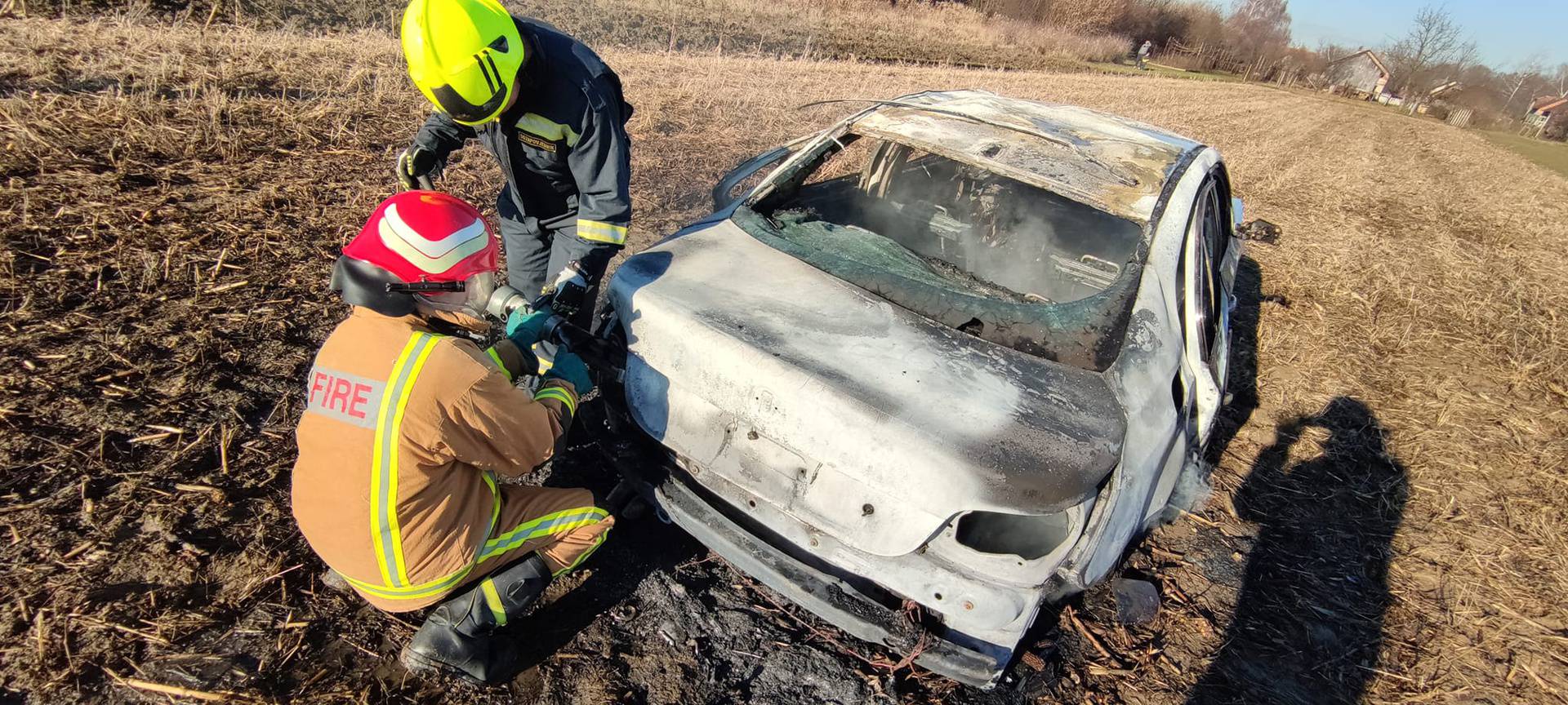 Zapalio svoj BMW, odvezao ga u blatno polje i pustio da izgori...