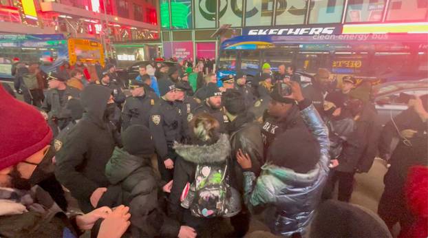 Police and protesters scuffle at Times Square rally for Tyre Nichols