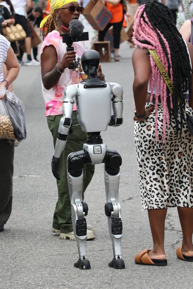 Robot shopping at Studio City Farmers Market