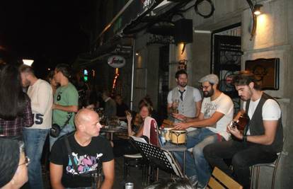 BB Nemeš besplatno pjeva na terasama kafića u Beogradu