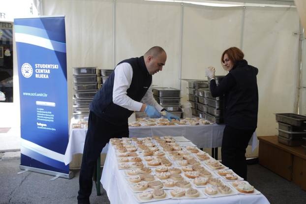 Rijeka: Podjela sendviča sa bakalarom, tunom i lososom na Veliki petak