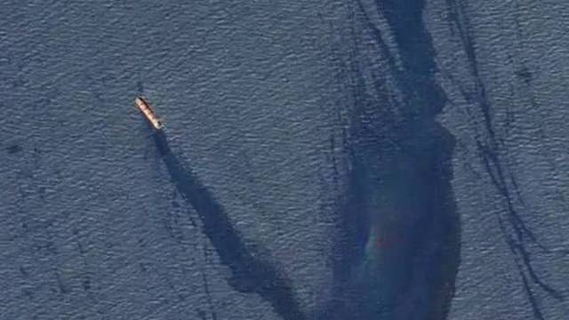 Curi nafta iz broda kojeg su pogodili Hutisti: 'Prijeti velika katastrofa, mrlja duga 30 km'