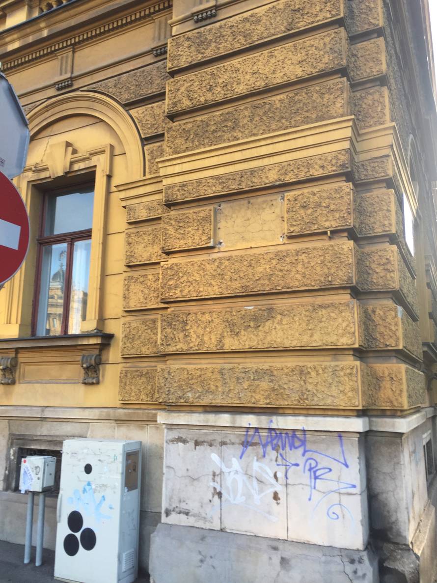 Bacili je u smeće: Skinuli ploču s Trga maršala Tita u Zagrebu