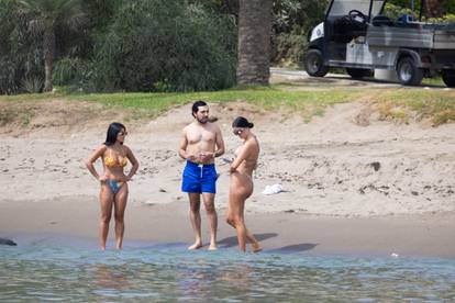 FOTO Knollica ima novu frizuru. Evo kako je izgledala kad su je paparazzi uhvatili na plaži...