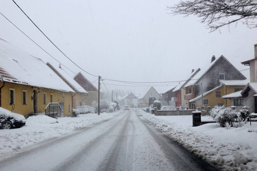 Zbog snijega otežan promet u Gorskom kotaru