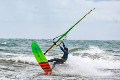 FOTO Umag pod vodom: Snažan vjetar izmamio surfere na more, šetače je 'okupao' ogroman val