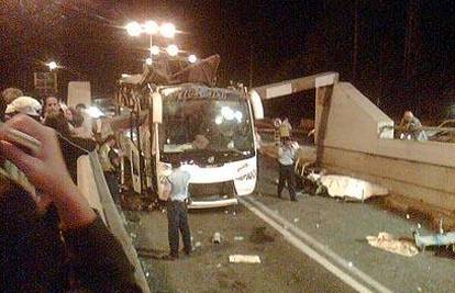 Rampa otrgnula krov busa s Hrvatima, 22 ozlijeđena