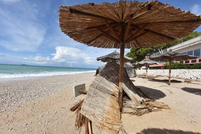 Nevrijeme koje je sinoć zahvatilo Primošten uništilo plažu