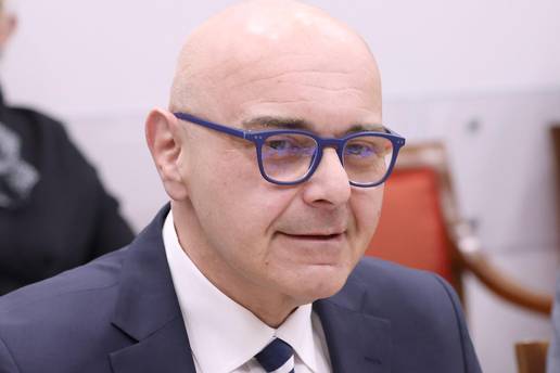 Ministar o zahtjevima sindikata na prosvjedu: 'Nije realno da prosje&ccaron;na pla&cacute;a bude 2200 &euro;'