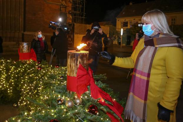 Upaljena prva adventska svijeća u Osijeku