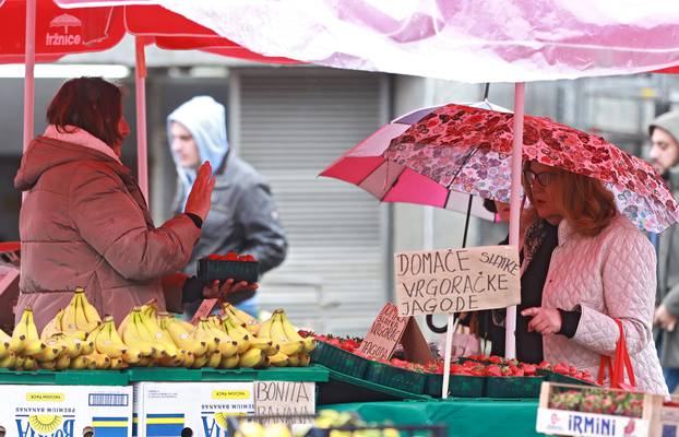 Zagreb: Ponuda vrgoračkih jagoda na tržnici Dolac