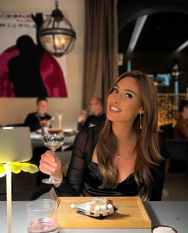 FOTO Ovo je ljepotica koja je osvojila srce Filipa Hrgovića. Od početka stoji uz 'El Animala'...