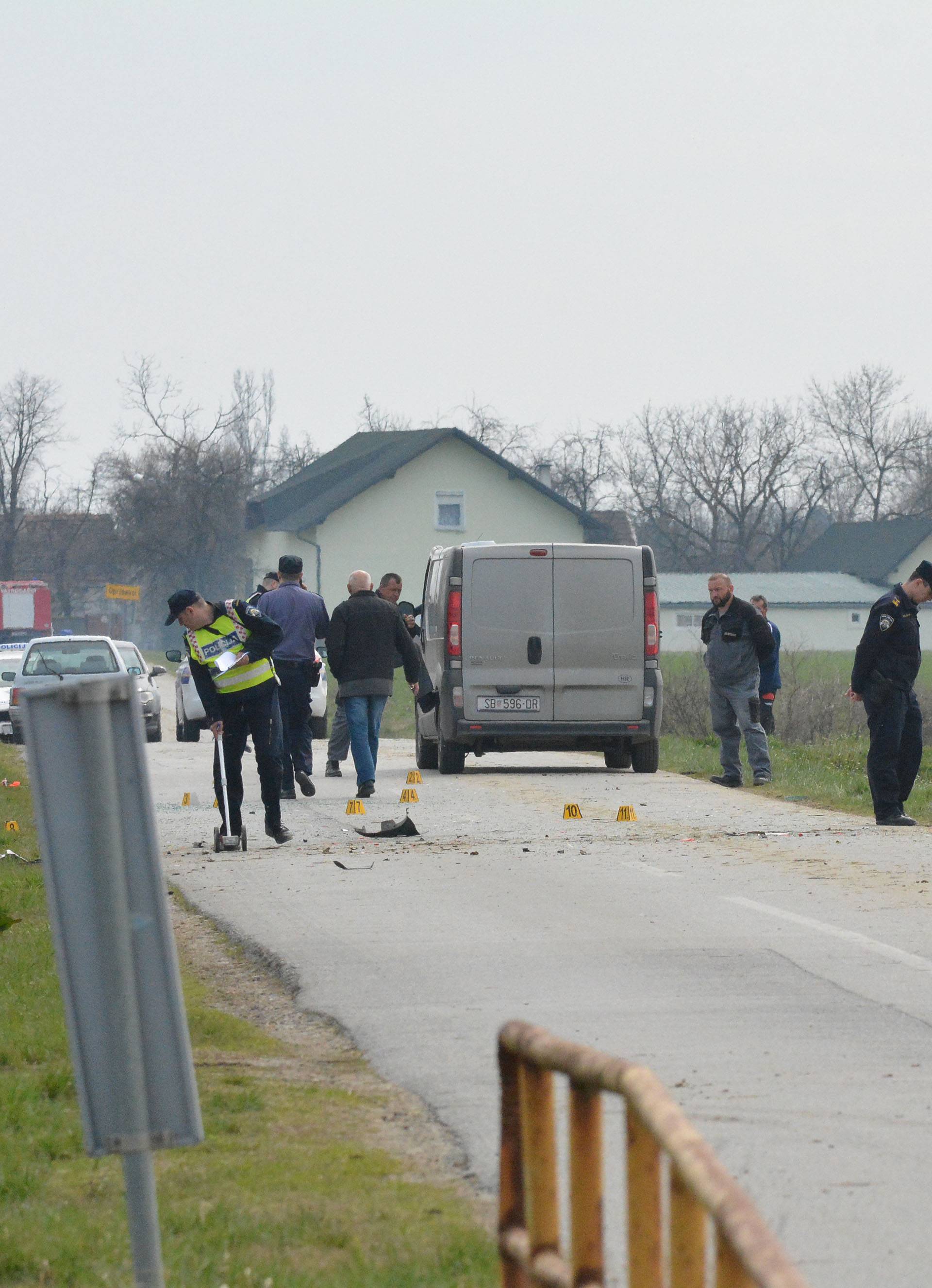 Vozač poginuo,  a Clio smrskan: Pijan kombijem naletio na auto