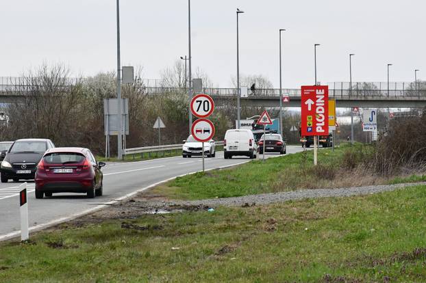 FOTO Tužni prizori u Sl. Brodu: Na mjestu gdje je poginulo dijete gori bijeli lampion...