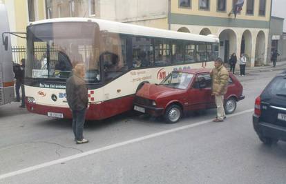 Yugom se zabio u autobus koji mu je izletio na put