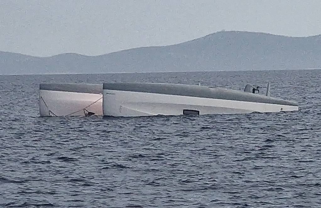 Pune ruke posla za spasioce na moru: Prevrnuo se katamaran, spašavali turiste s brodica...