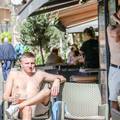Goli do pasa i s pivom u ruci: Navijači West Hama uživaju na zagrebačkom suncu u Tkalči...