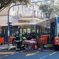 FOTO Teška nesreća u centru Rijeke: Morali podići autobus da izvuku stradalu pješakinju