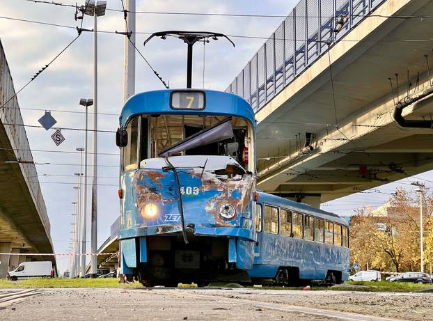 Jedna osoba poginula u sudaru tramvaja i autobusa