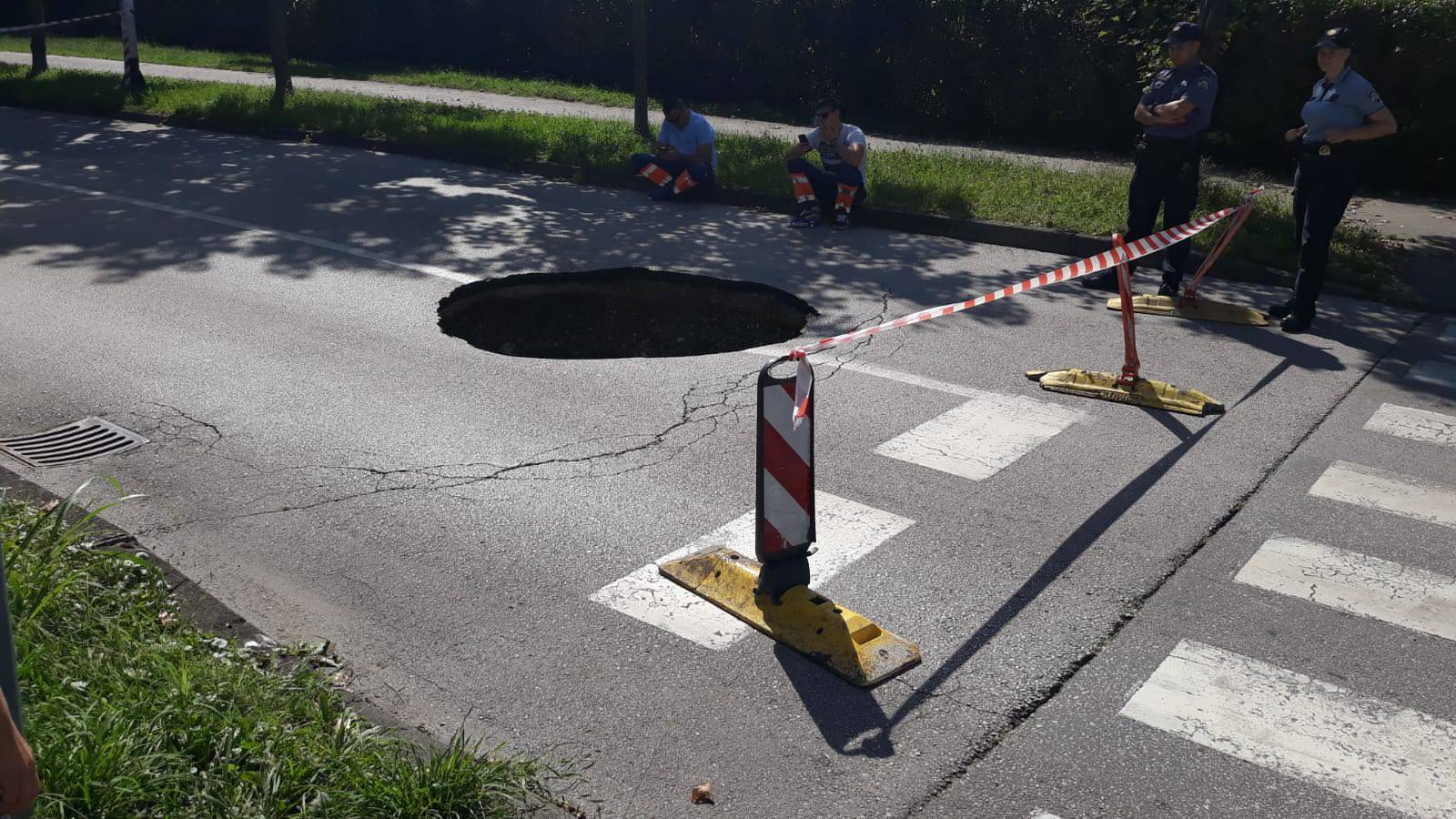 Na Malešnici u Zagrebu otvorila se rupa duboka metar i pol: 'Kombi ju je izbjegao za dlaku!'