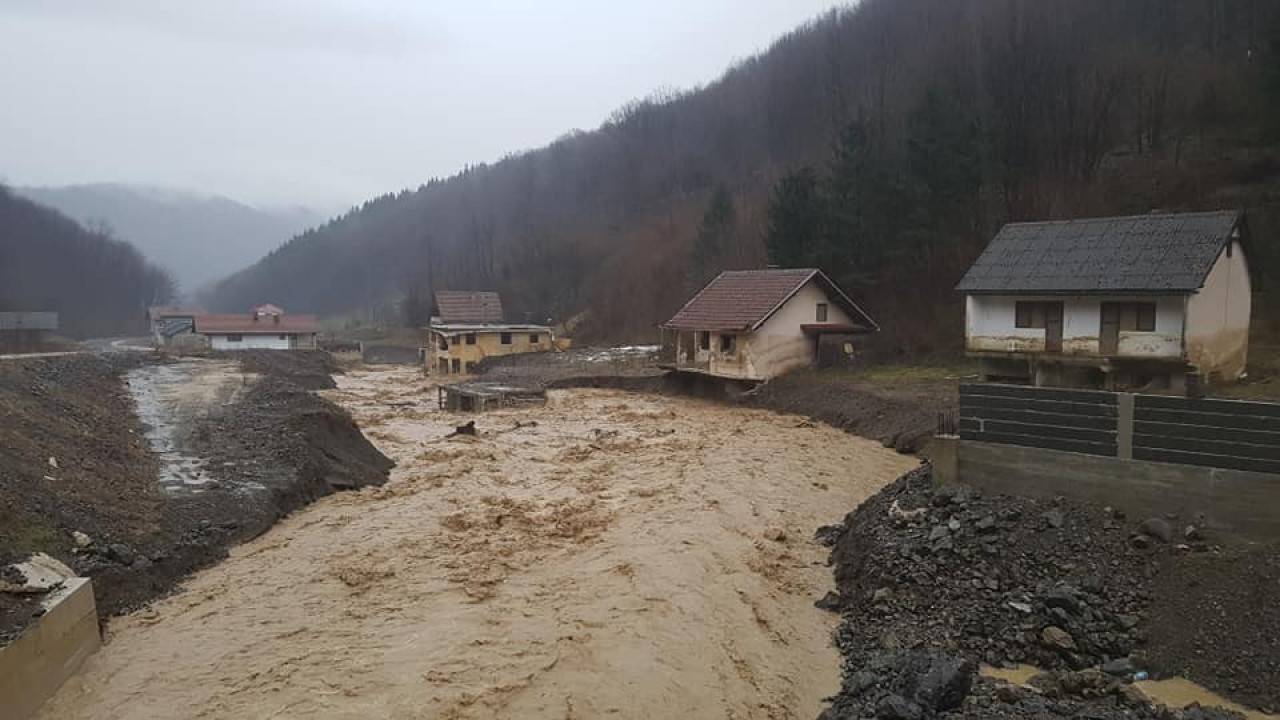Dramatično u BiH: Poplavljene kuće i ceste, srušio se i most...