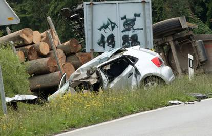 Dvoje mrtvih i dvoje u bolnici: Strašan sudar kamiona i auta